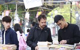 Thăm hội sách mùa Xuân Thăng Long tại hồ Văn